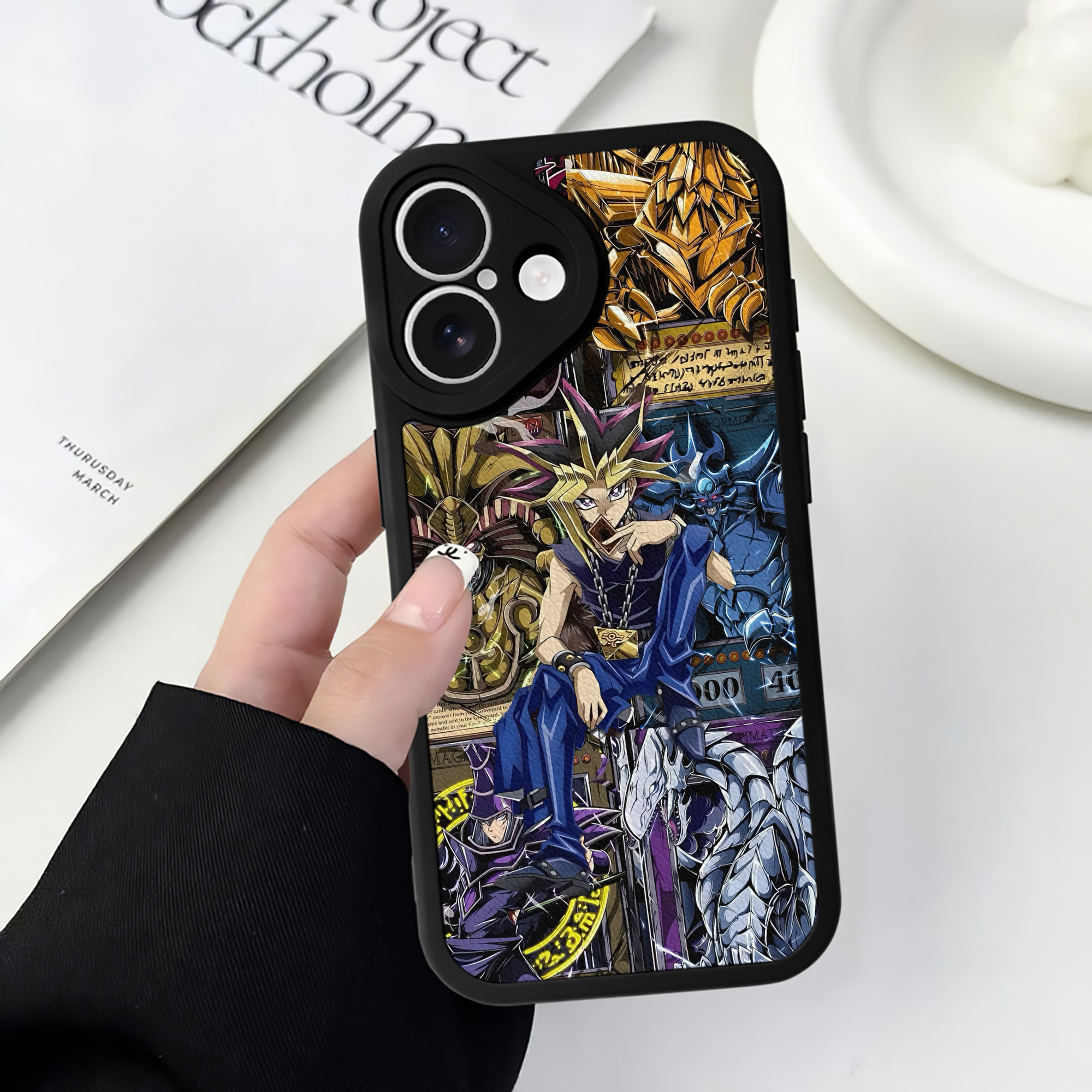 （画像用） 遊☆戯☆王 Yu-Gi-Oh! 【iPhone 16シリーズ対応】シリコンスマホケース（レザー調） 材質：シリコン